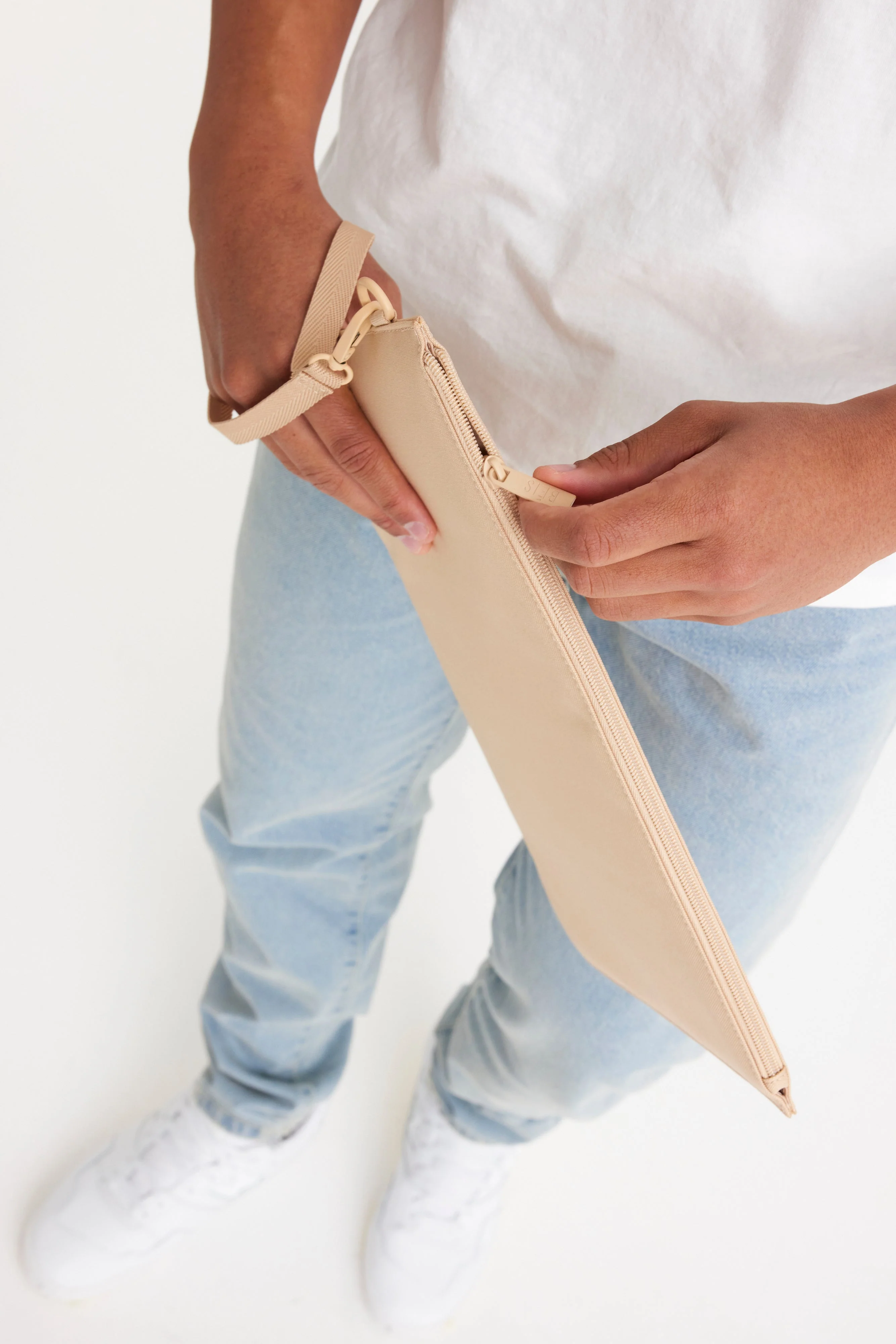 The BÉISics Laptop Pouch in Beige - Image 4