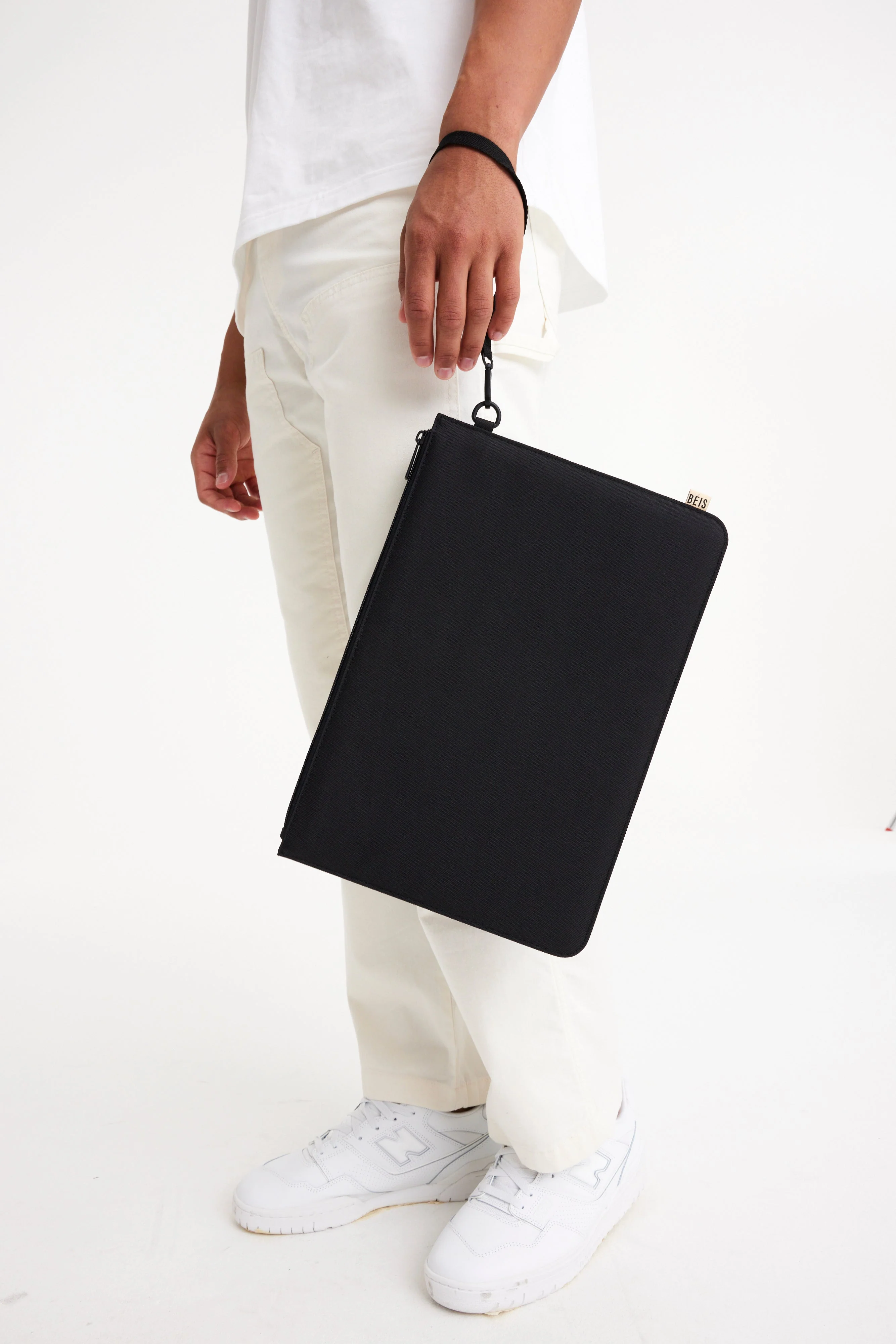 The BÉISics Laptop Pouch in Black - Image 3