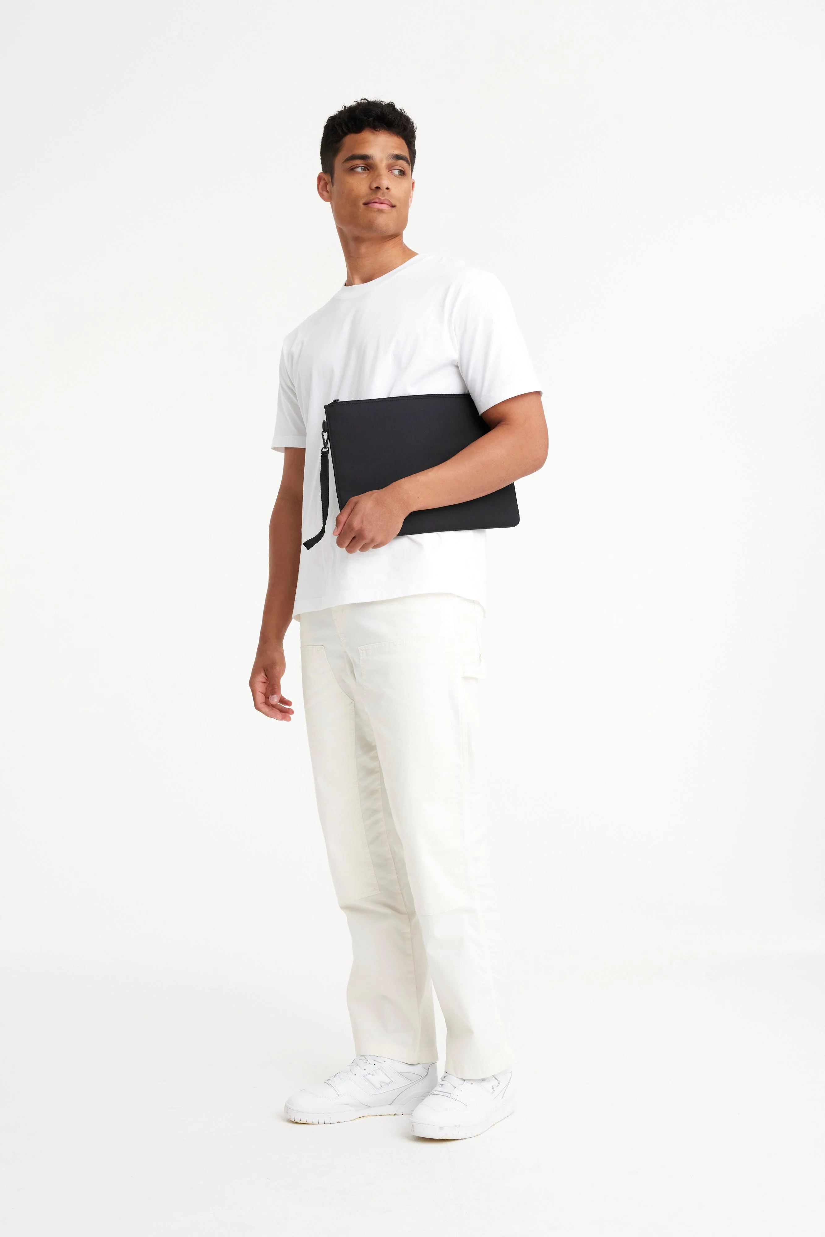 The BÉISics Laptop Pouch in Black - Image 4