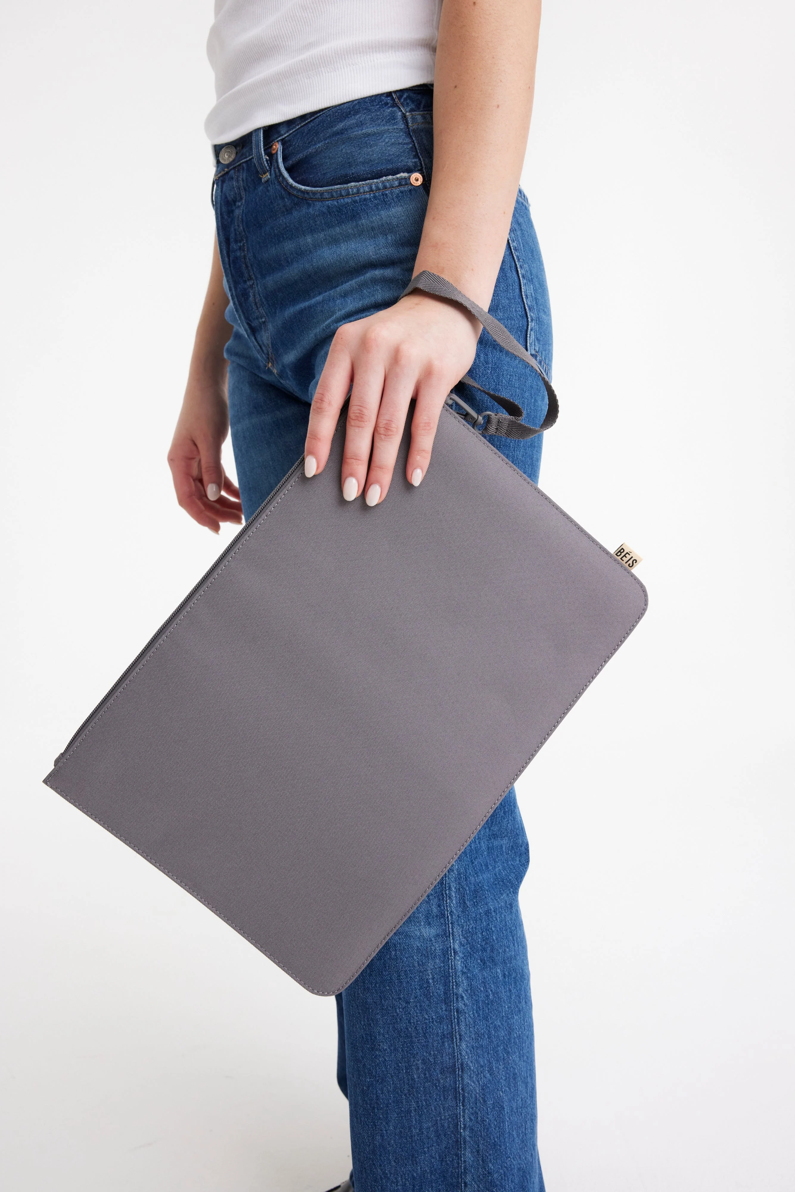 The BÉISics Laptop Pouch in Grey - Image 3