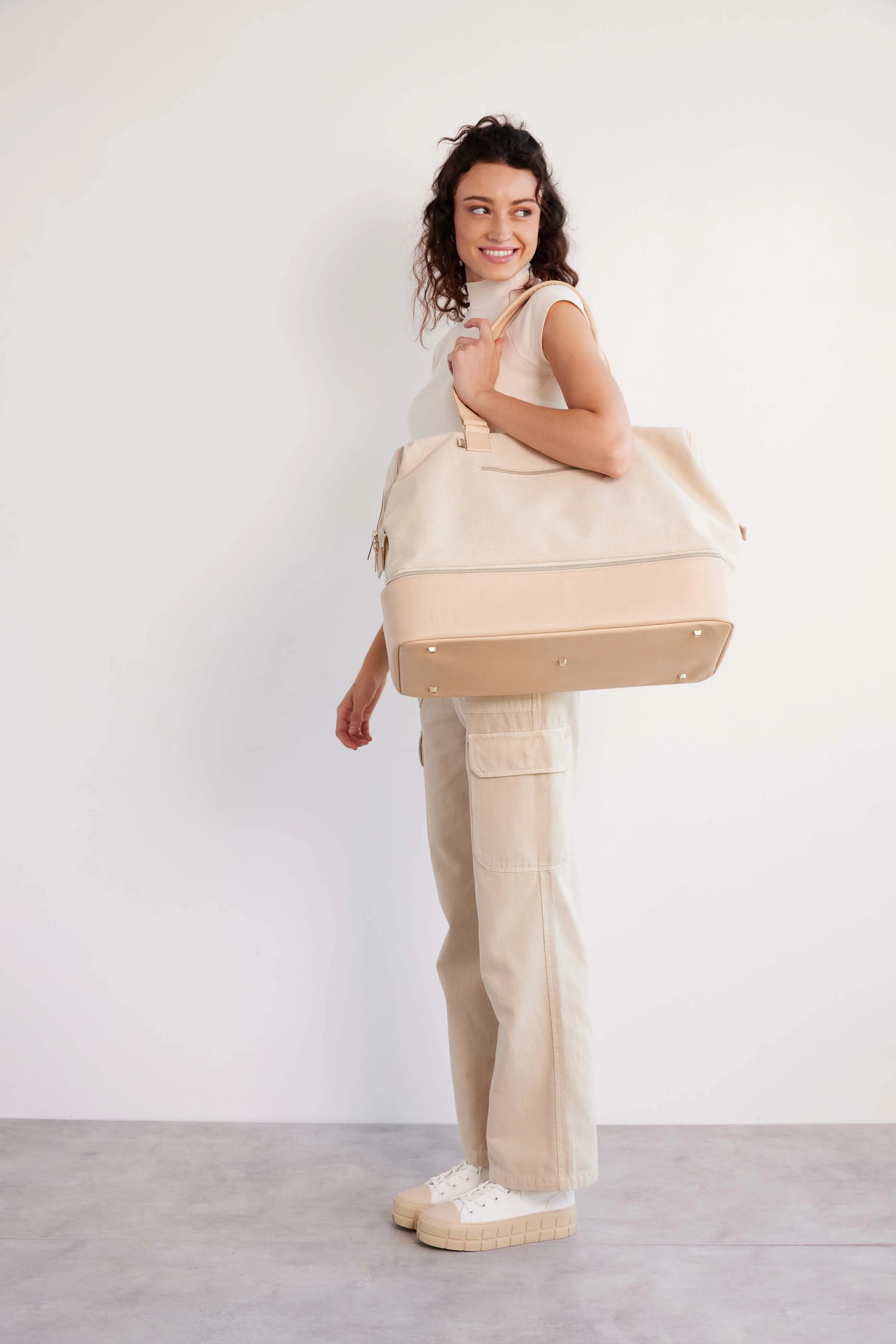 The Weekender in Beige - Image 11